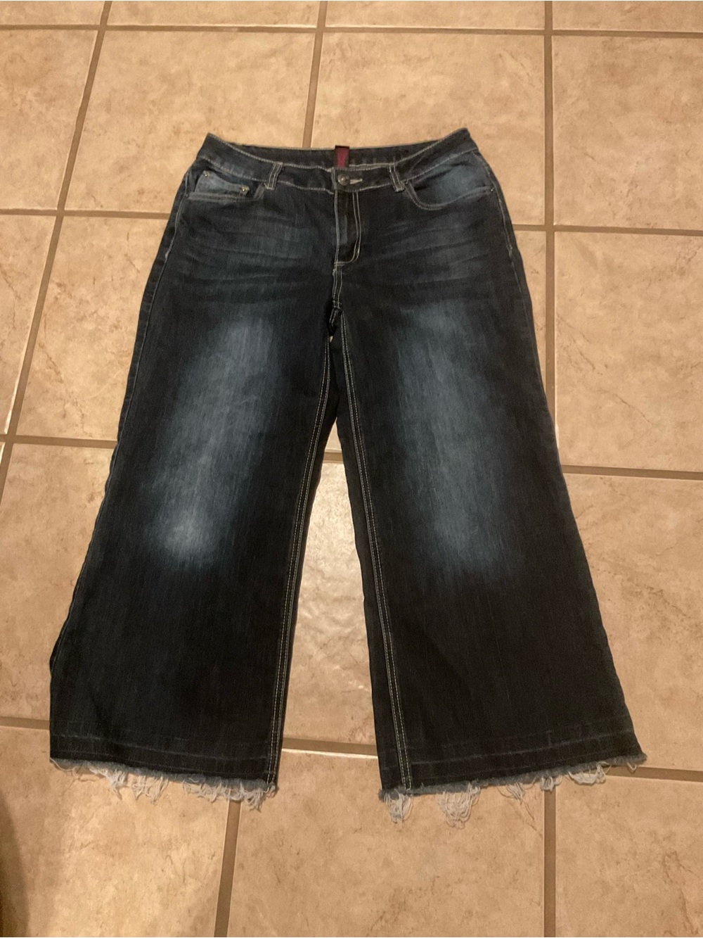 Women’s JW Dark Denim Wash Frayed Hem Capri Women’s Size 8 EUC